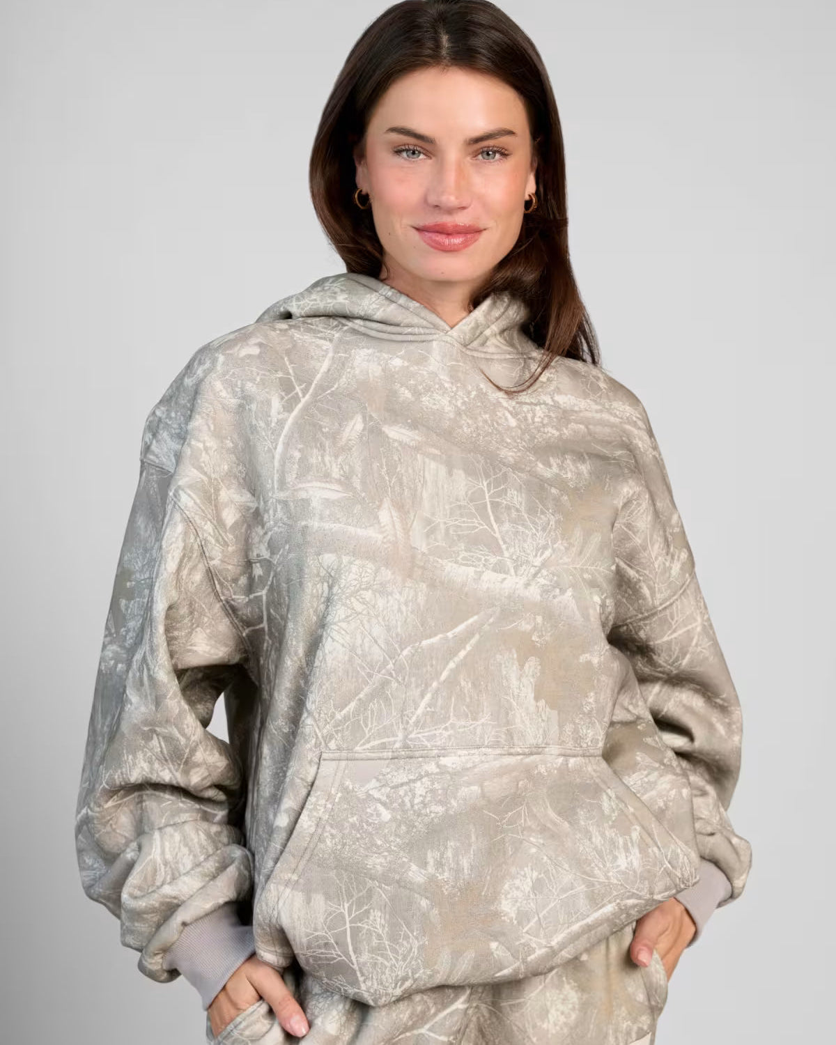 Damska Bluza z Kapturem z Printem Camo i Regulowanym Kapturem