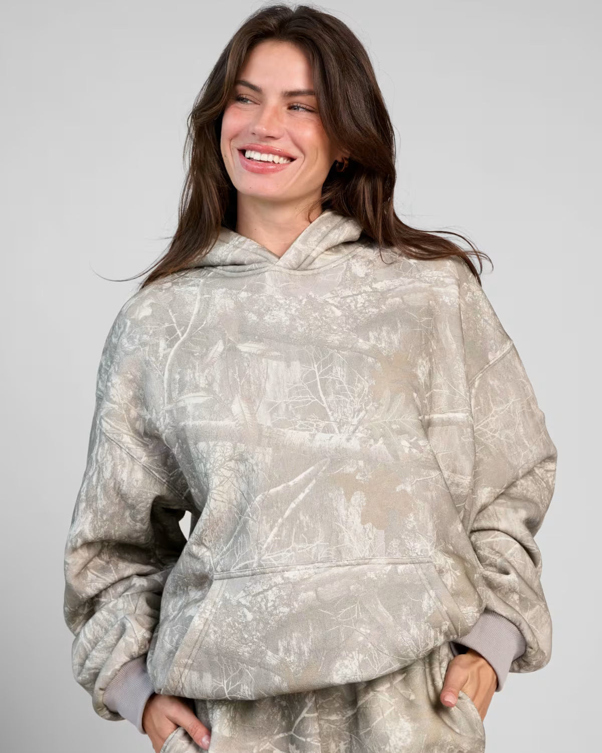 Damska Bluza z Kapturem z Printem Camo i Regulowanym Kapturem