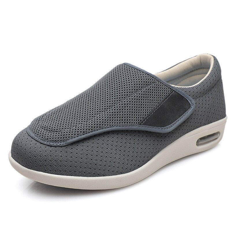 Męskie buty o szerokim kroju z regulowanym paskiem i amortyzowaną wkładką