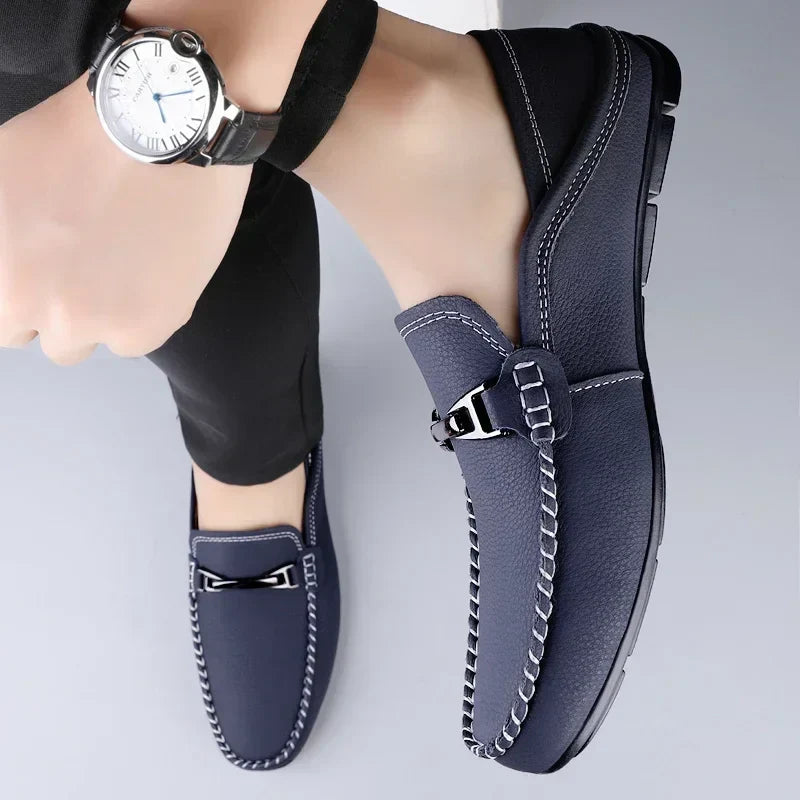 Męskie loafersy z metalową ozdobą i gumową podeszwą