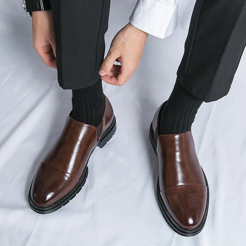 Męskie buty typu slip-on z elastycznymi panelami bocznymi i wyściełaną wkładką