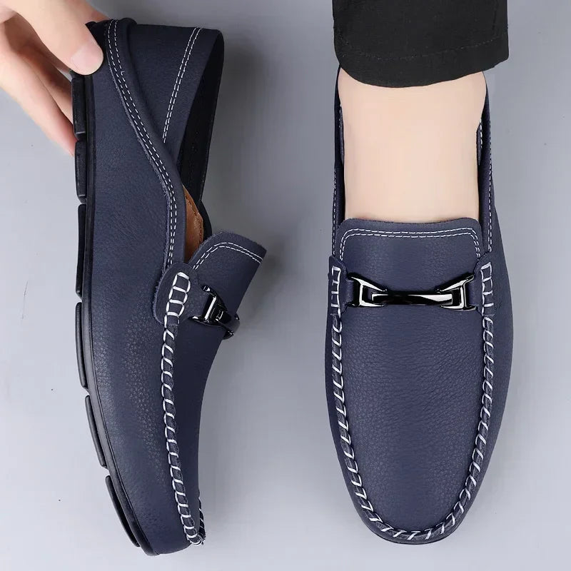 Męskie loafersy z metalową ozdobą i gumową podeszwą