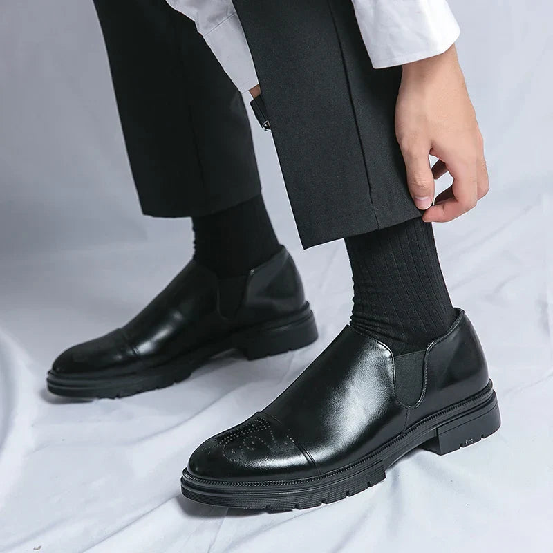 Męskie buty typu slip-on z elastycznymi panelami bocznymi i wyściełaną wkładką