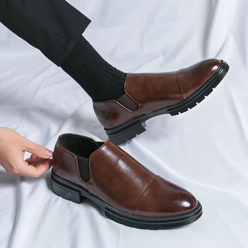 Męskie buty typu slip-on z elastycznymi panelami bocznymi i wyściełaną wkładką
