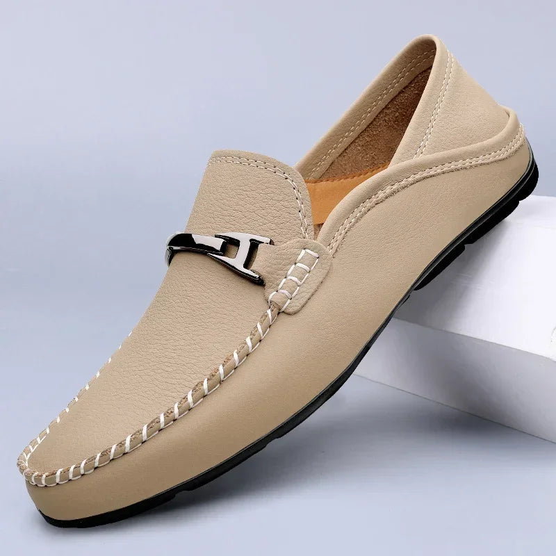 Męskie loafersy z metalową ozdobą i gumową podeszwą