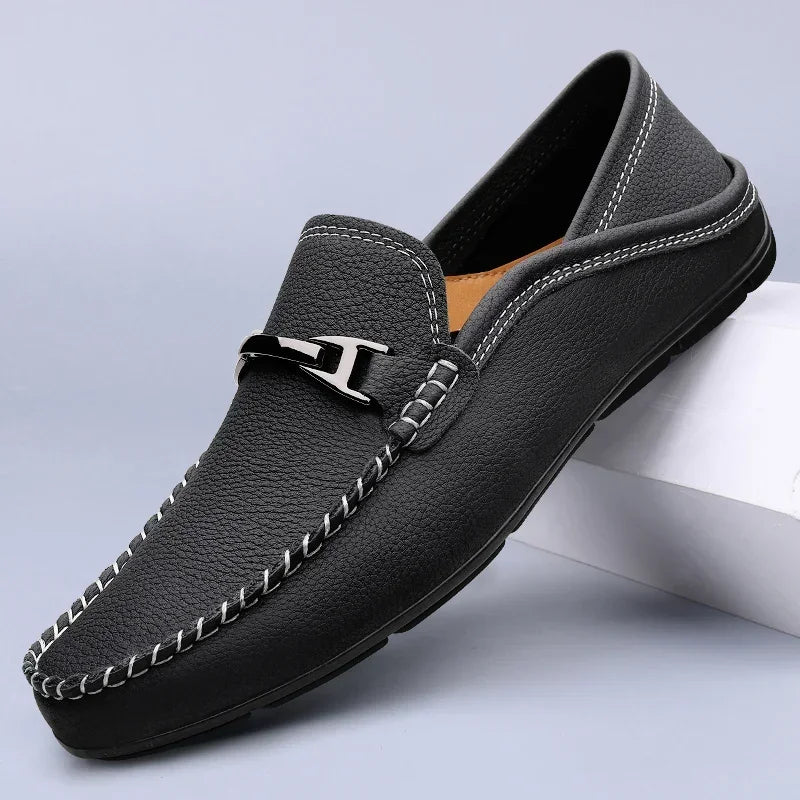 Męskie loafersy z metalową ozdobą i gumową podeszwą