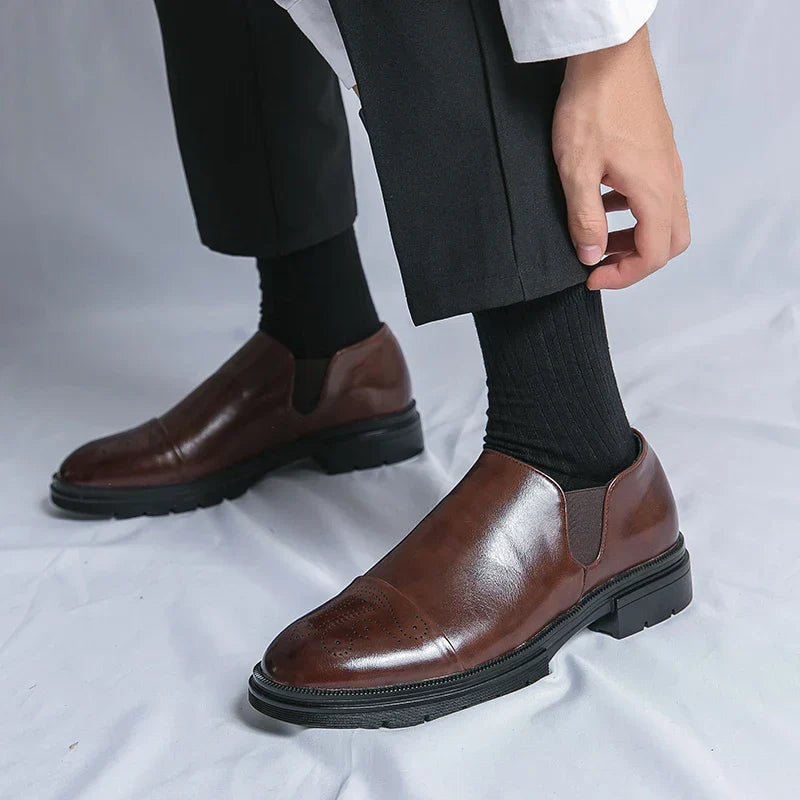 Męskie buty typu slip-on z elastycznymi panelami bocznymi i wyściełaną wkładką