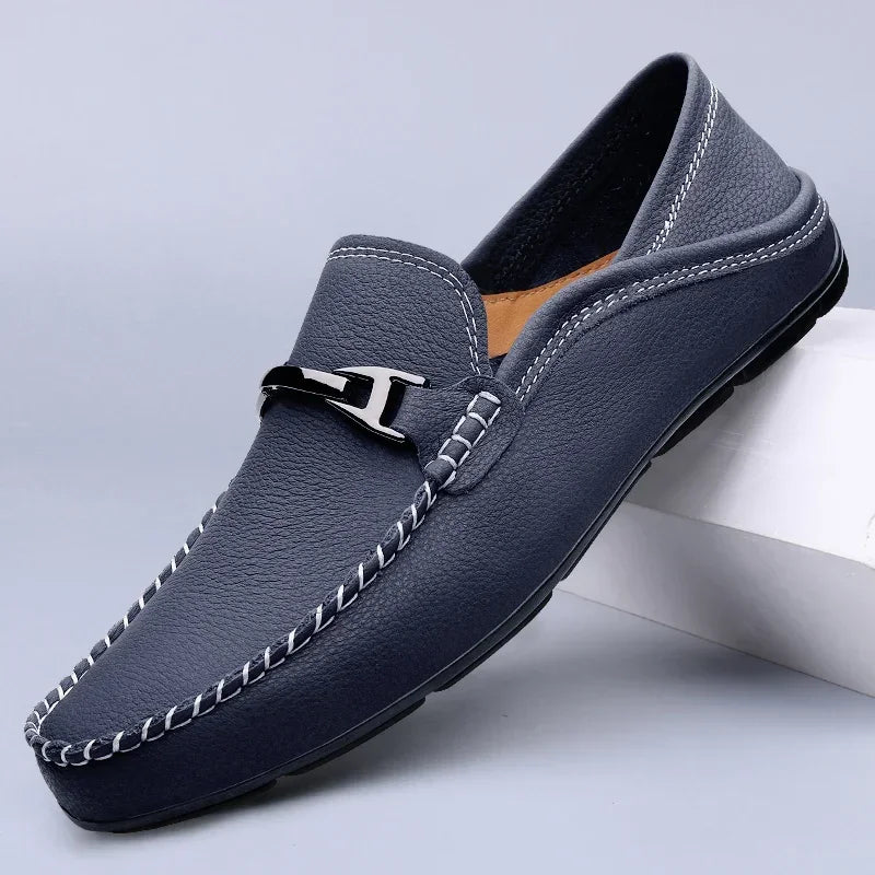 Męskie loafersy z metalową ozdobą i gumową podeszwą