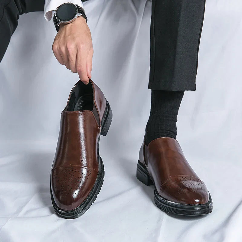 Męskie buty typu slip-on z elastycznymi panelami bocznymi i wyściełaną wkładką