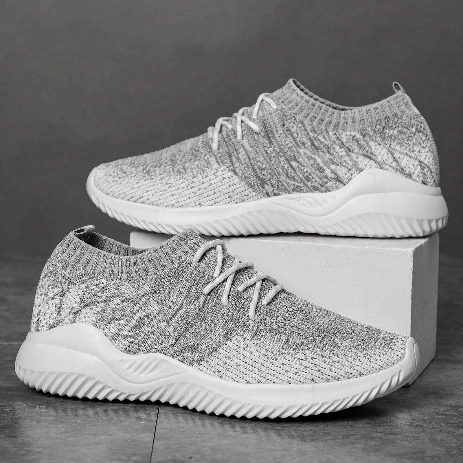 Męskie sneakersy z siateczki z elastycznym kołnierzem i gumową podeszwą
