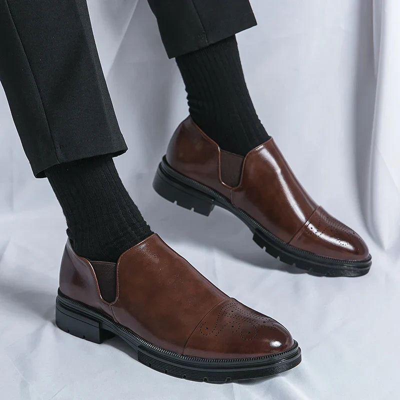 Męskie buty typu slip-on z elastycznymi panelami bocznymi i wyściełaną wkładką