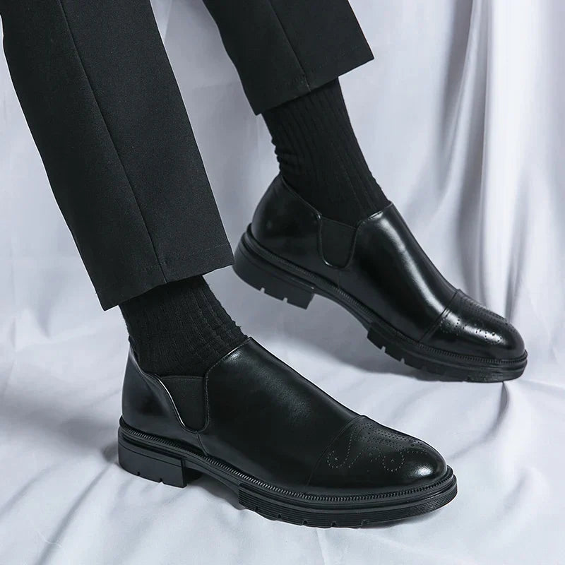 Męskie buty typu slip-on z elastycznymi panelami bocznymi i wyściełaną wkładką