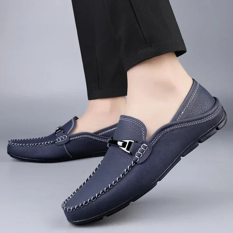 Męskie loafersy z metalową ozdobą i gumową podeszwą